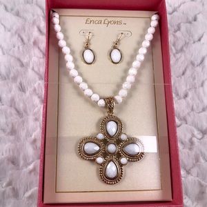 ✅🆕White necklace pure white and gold